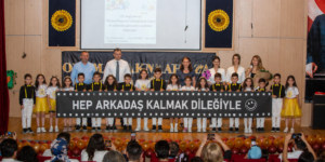 Hep Arkadaş Kalmak Dileğiyle Yazılı Mezuniyet Pankartı